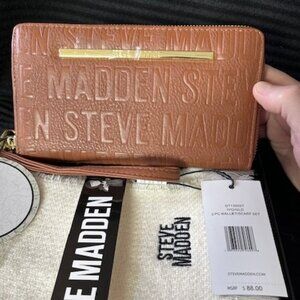 STEVE MADDEN WRISTLET WALLET CASE & SCARF GIFT SET